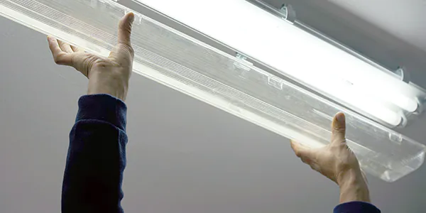 tubos led montados en el techo